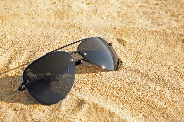 Sunglasses on sand beach — Stock Photo, Image