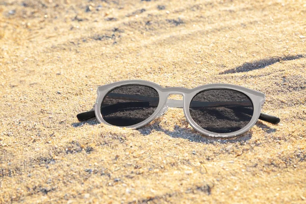 Gafas de sol en playa de arena — Foto de Stock