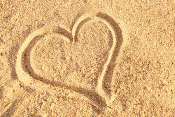 Corazón dibujado sobre arena marina — Foto de Stock