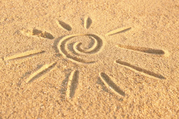 Sun drawn on sea sand — Stock Photo, Image