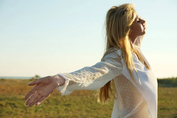 Jonge vrouw in het veld — Stockfoto