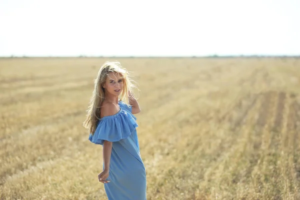 Giovane donna in campo — Foto Stock