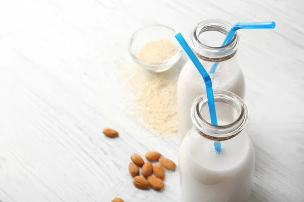 Flaskor med sesam och mandel mjölk med sugrör — Stockfoto