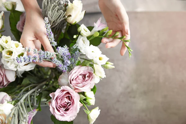 Fiorista rendendo bellissimo bouquet — Foto Stock