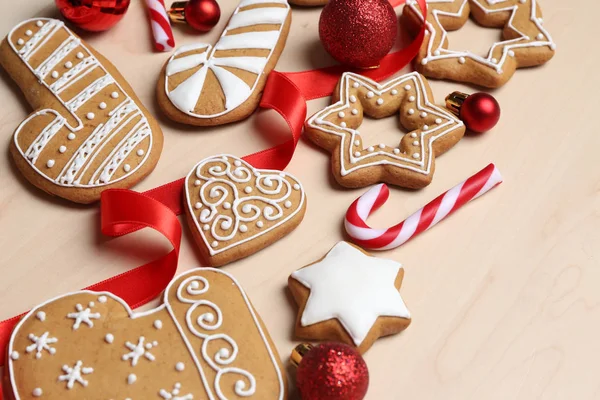 Leckere Lebkuchen und Weihnachtsdekoration — Stockfoto