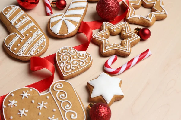 Gustosi biscotti di pan di zenzero e decorazioni natalizie — Foto Stock