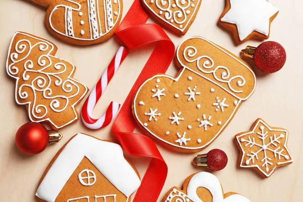 Sabrosas galletas de jengibre y decoración navideña —  Fotos de Stock