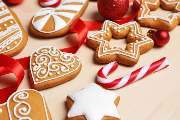 Biscoitos saborosos de gengibre e decoração de Natal — Fotografia de Stock