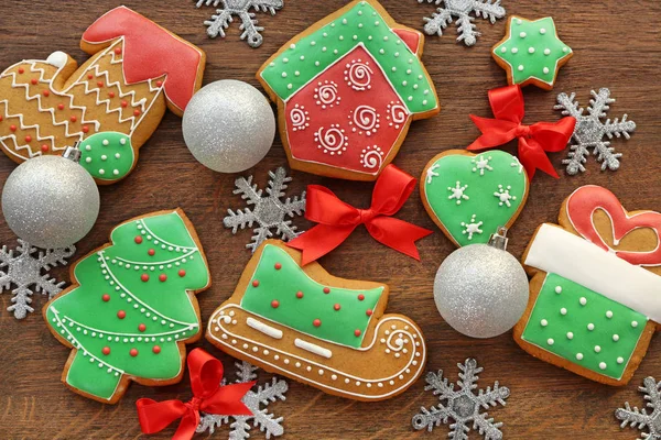 Sabrosas galletas de jengibre y decoración navideña — Foto de Stock