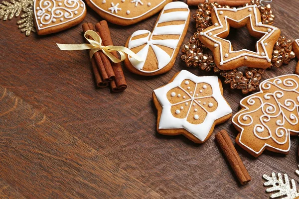 Gingerbread koekjes en Christmas decor — Stockfoto