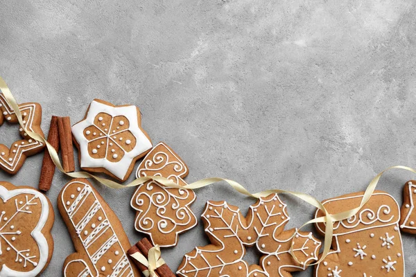 Délicieux biscuits au pain d'épice et bâtonnets de cannelle — Photo