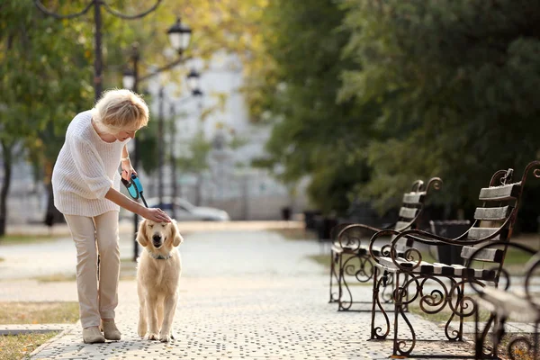 Senior mujer caminando con perro —  Fotos de Stock