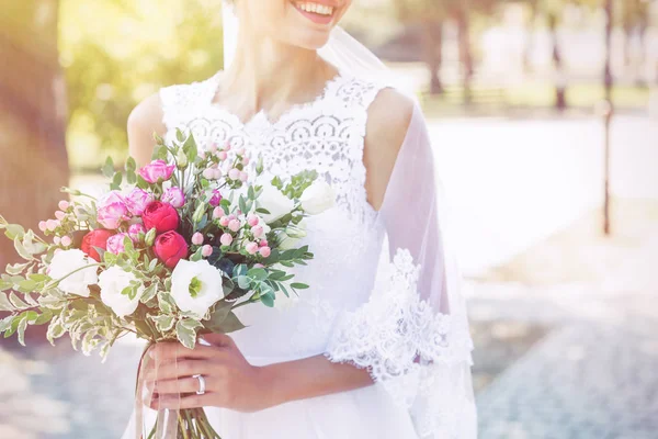 Молодая невеста с букетом цветов — стоковое фото