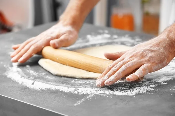 Männliche Hände bereiten Teig für Pizza zu — Stockfoto