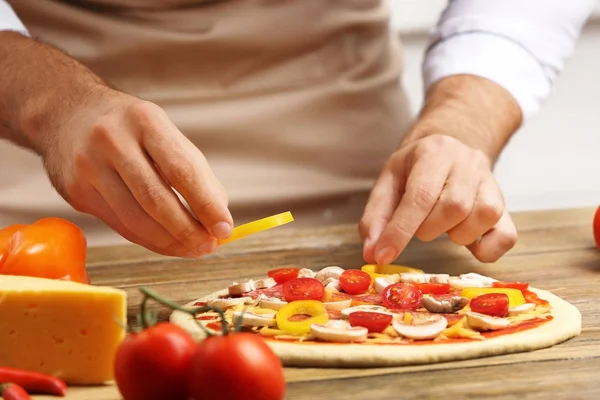 Erkek hazırlanıyor pizza eller — Stok fotoğraf