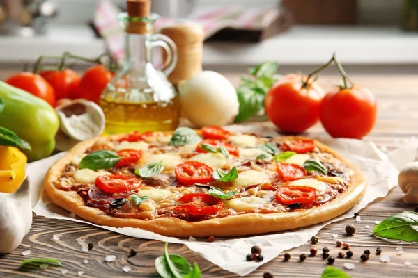 Pizza fresca con tomates — Foto de Stock