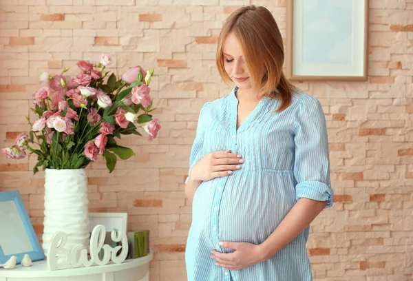 Těhotná žena doma — Stock fotografie