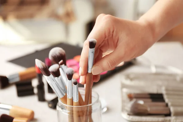 Artista de maquillaje profesional en el trabajo — Foto de Stock