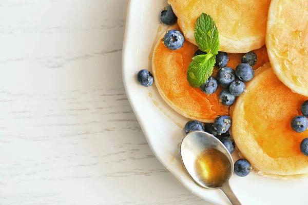 Leckere Pfannkuchen mit Blaubeeren — Stockfoto