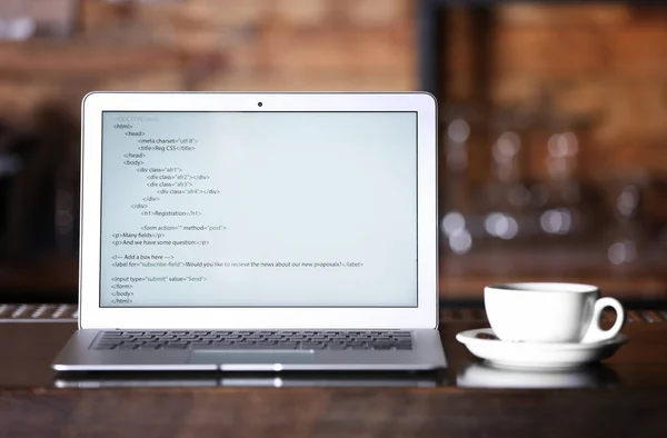 Moderne laptop in café — Stockfoto