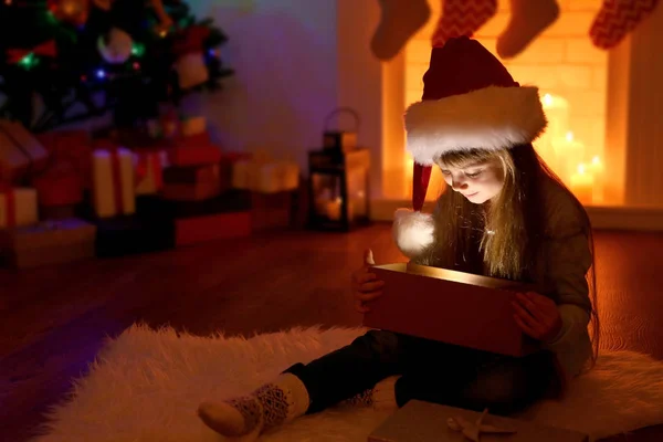Κοριτσάκι Άνοιγμα Χριστουγεννιάτικο Δώρο Στο Σαλόνι — Φωτογραφία Αρχείου