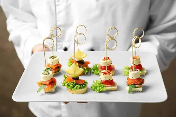 Placa com canapés variados — Fotografia de Stock