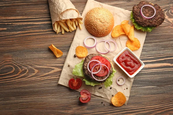 Deliciosa hamburguesa y tomates frescos — Foto de Stock