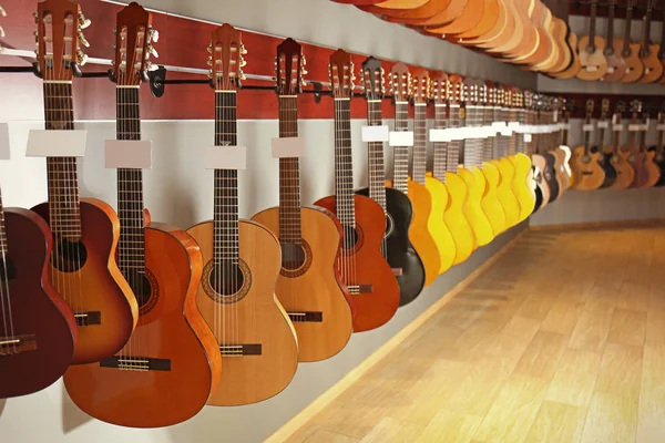 Guitars in music shop — Stock Photo, Image