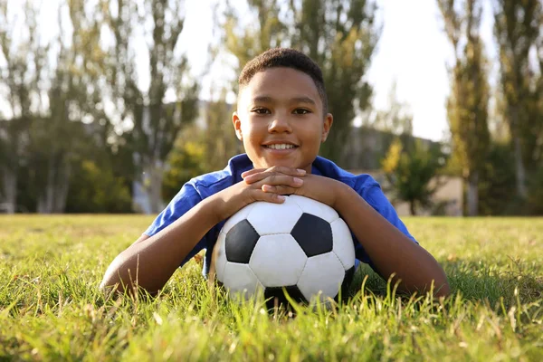 Pojke med fotboll boll — Stockfoto