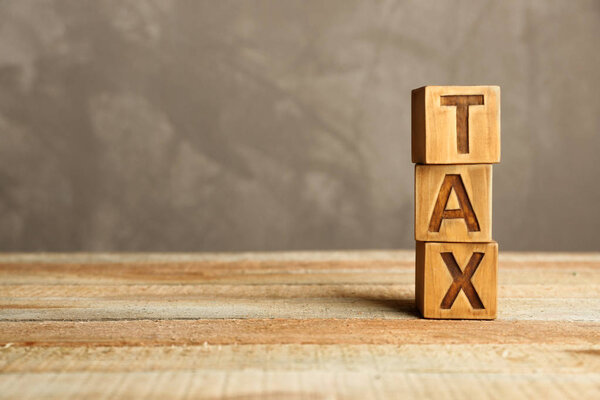 Налоговая концепция с деревянными кубами
 