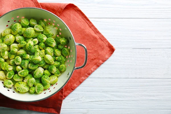 Rosenkohl sprießt im Sieb — Stockfoto