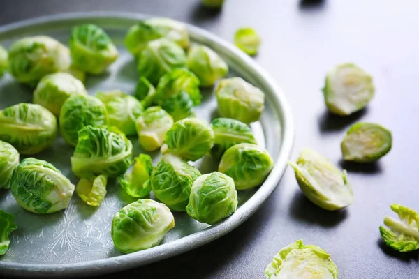 Metallschale mit Rosenkohl — Stockfoto