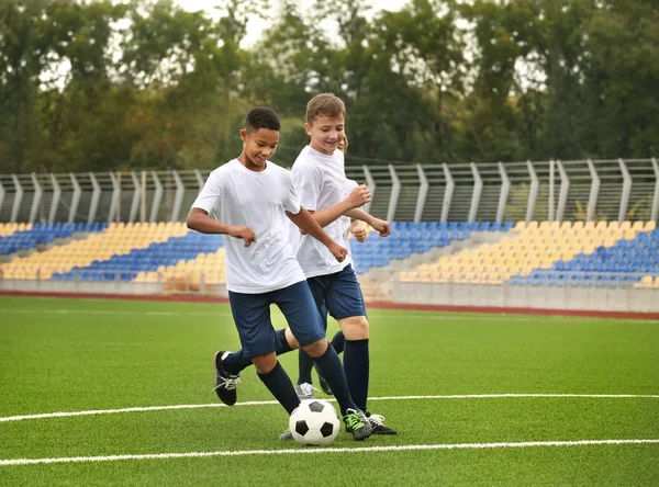 Jongens Met Voetballen Bij Stadion — Stockfoto