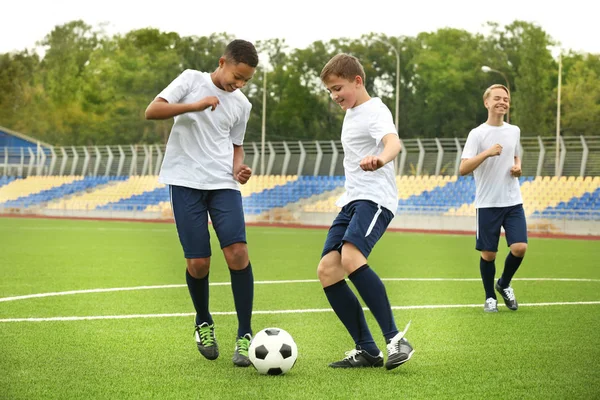 Jongens Met Voetballen Bij Stadion — Stockfoto
