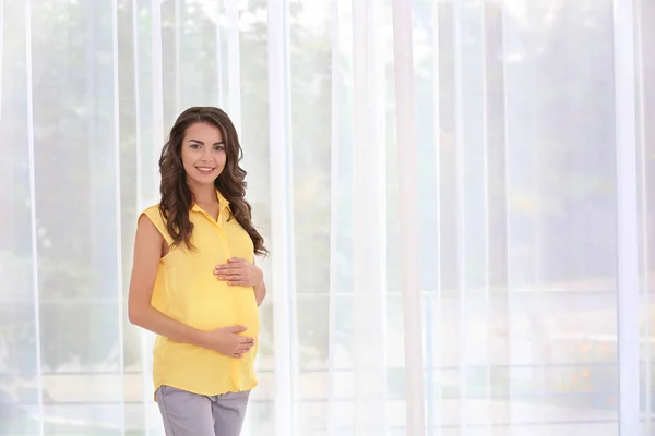 Mujer embarazada hermosa — Foto de Stock