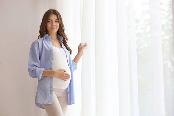 Mujer embarazada hermosa — Foto de Stock