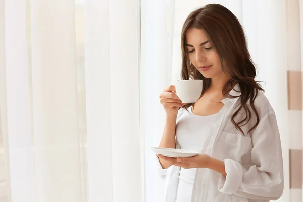 Mulher com xícara de café aromático — Fotografia de Stock