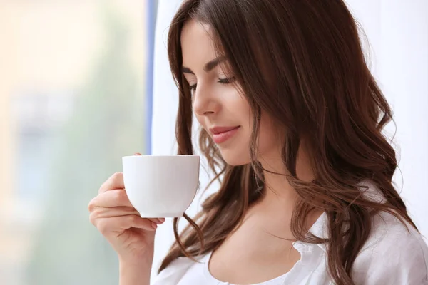 Mulher com xícara de café aromático — Fotografia de Stock