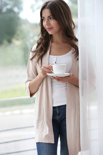 Donna con tazza di caffè aromatico — Foto Stock