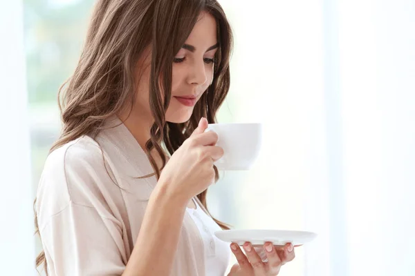 Mulher com xícara de café aromático — Fotografia de Stock