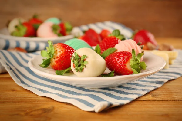 Leckere Erdbeeren mit farbiger Schokolade — Stockfoto
