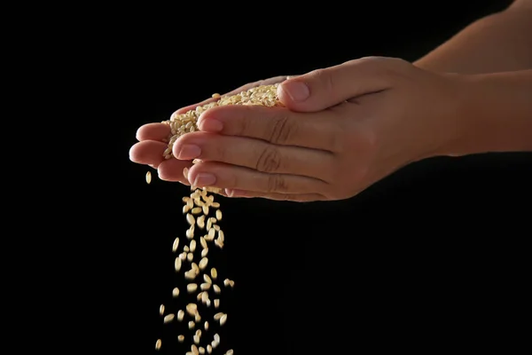 Mãos femininas segurando arroz — Fotografia de Stock