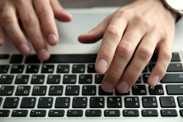 Homem de negócios usando laptop — Fotografia de Stock