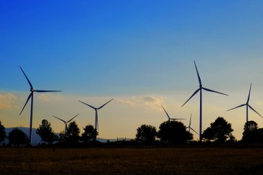 Günbatımı sahasının yel değirmenleri