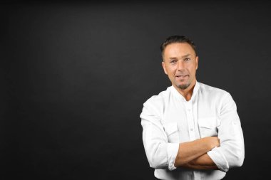 Siyah arka plandaki yakışıklı adam.