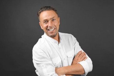 Siyah arka plandaki yakışıklı adam.