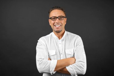 Siyah arka plandaki yakışıklı adam.