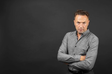 Siyah arka plandaki yakışıklı adam.