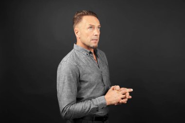 Siyah arka plandaki yakışıklı adam.