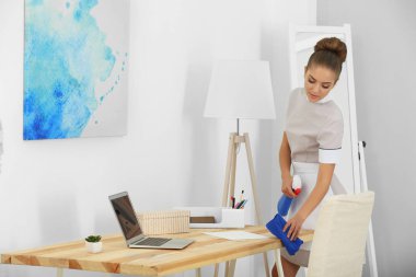 Toz oda hizmetçisi temizlik tablosundan